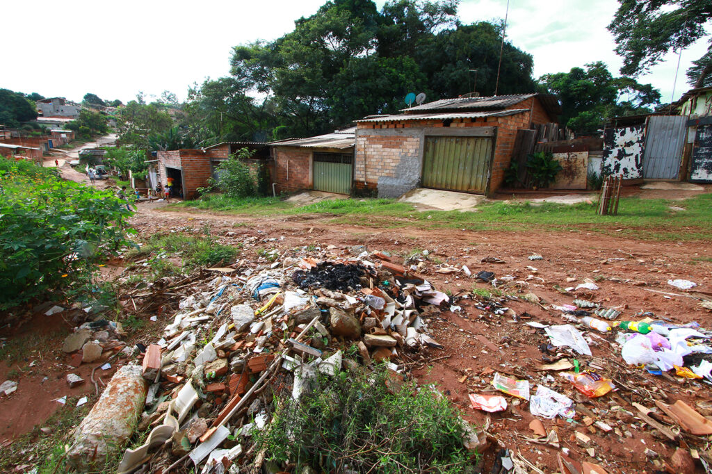 Moradores de áreas de risco de Aparecida de Goiânia vivem com medo da chuva