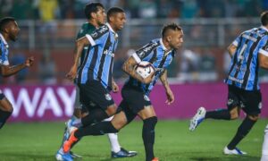 Grêmio vira e elimina o Palmeiras