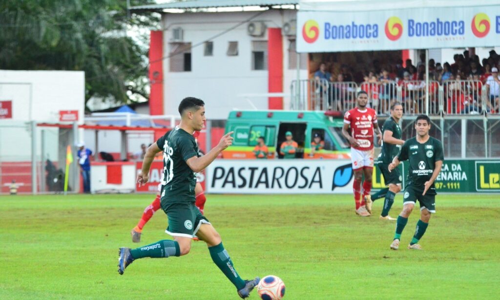 Léo Sena rechaça expulsão e diz que Goiás "amassou" o Vila Nova