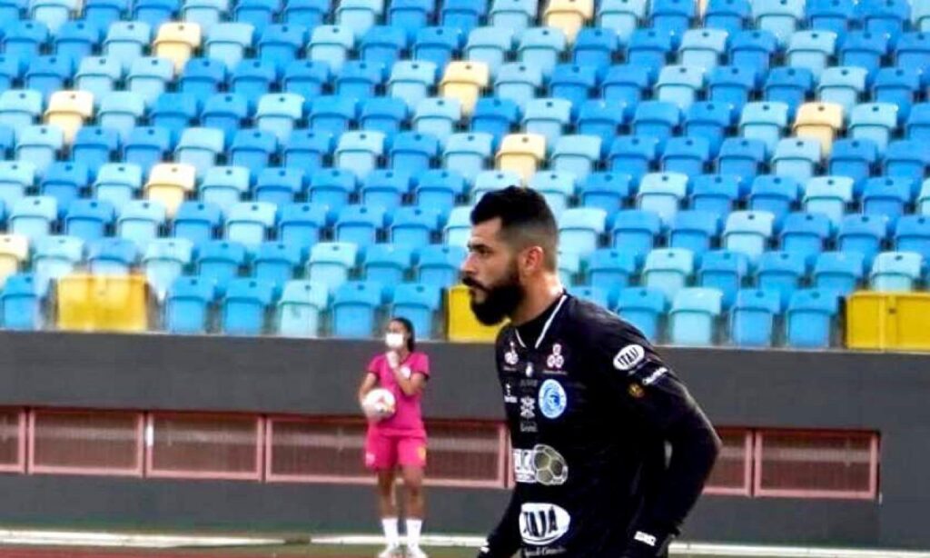 Thiago Santos celebra grande atuação contra o Goiânia