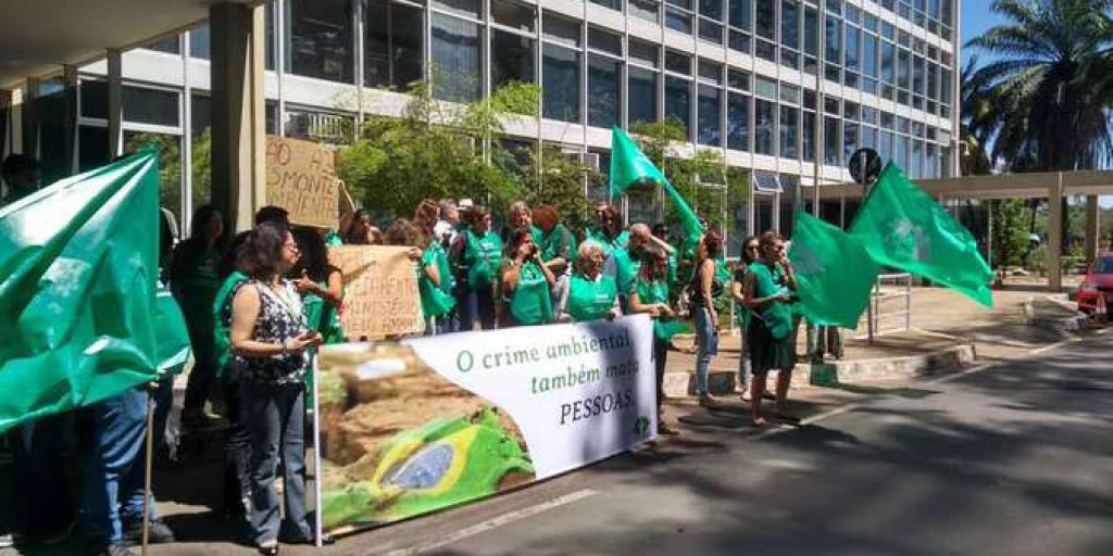 Ambientalistas e servidores participam de ato em Brasília