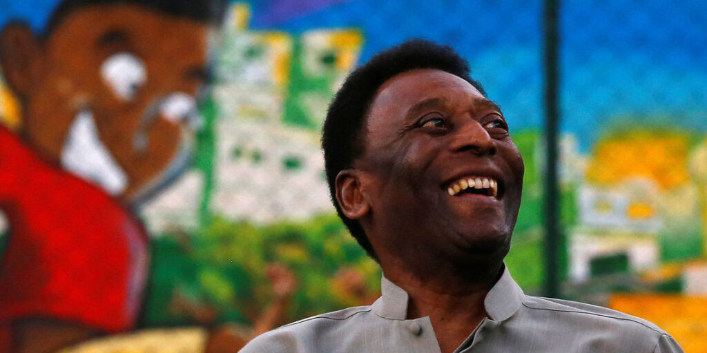 Pelé passa mal e é medicado em Paris