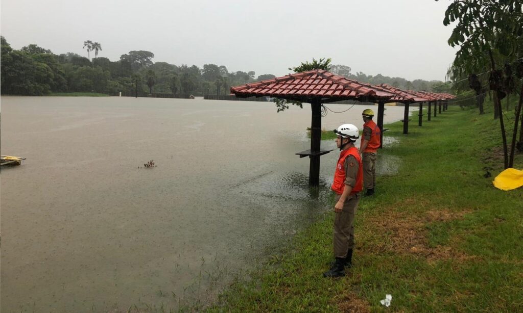 Represa ameaça transbordar e inundar residências