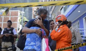 Bombeiros encontram mais um corpo; número de mortos sobe para 10