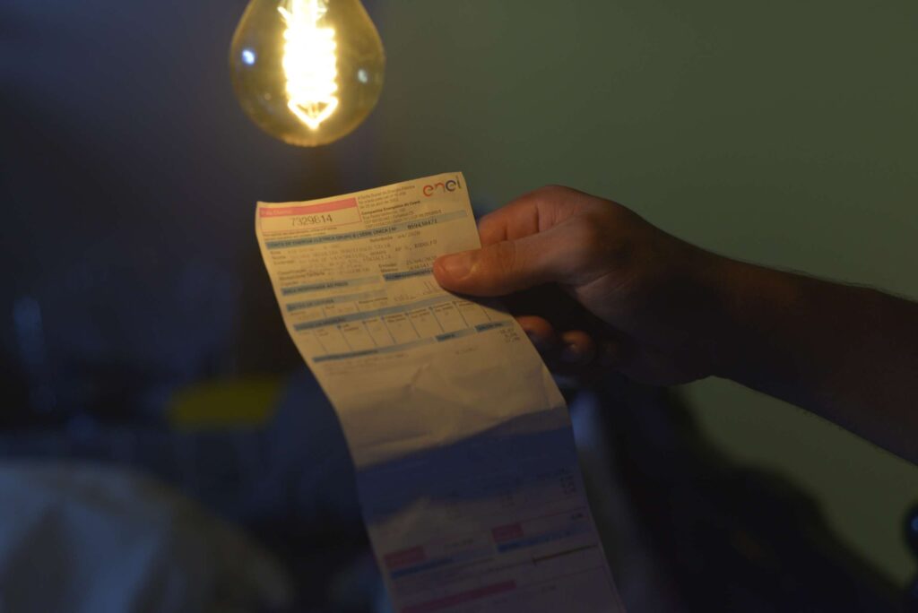 Conta de luz fica mais cara neste mês com ‘bandeira vermelha’