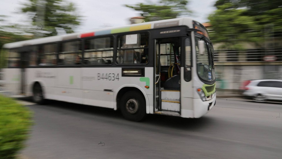 Passageira morre ao ser arremessada para fora de ônibus que transitava com porta aberta