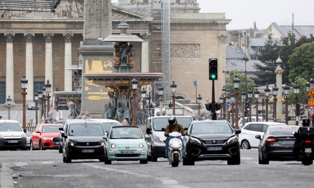 Paris limita velocidade de carros a 30 km/h para incentivar uso de transportes alternativos