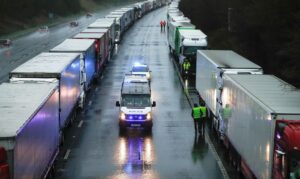 Corrida a postos seca 90% das bombas de combustível do Reino Unido