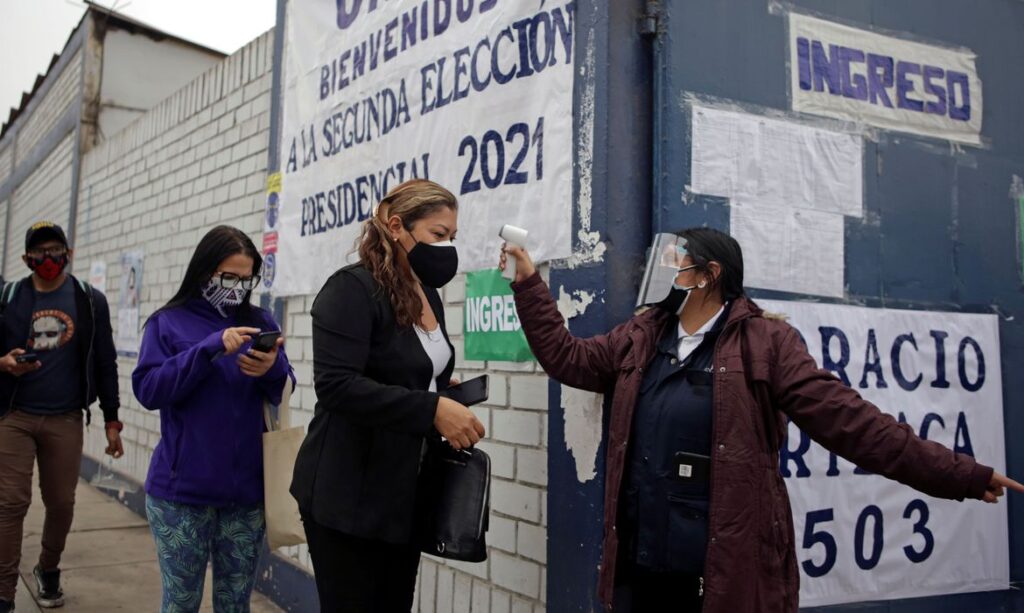 Peruanos voltam às urnas para decidir futuro presidente