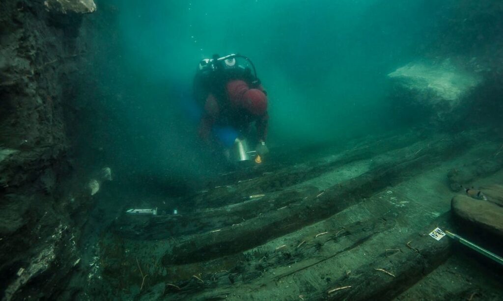 Egito encontra antigo navio militar e covas gregas em cidade submersa