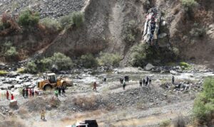 Ônibus cai de despenhadeiro e deixa pelo menos 33 mortos e 20 feridos