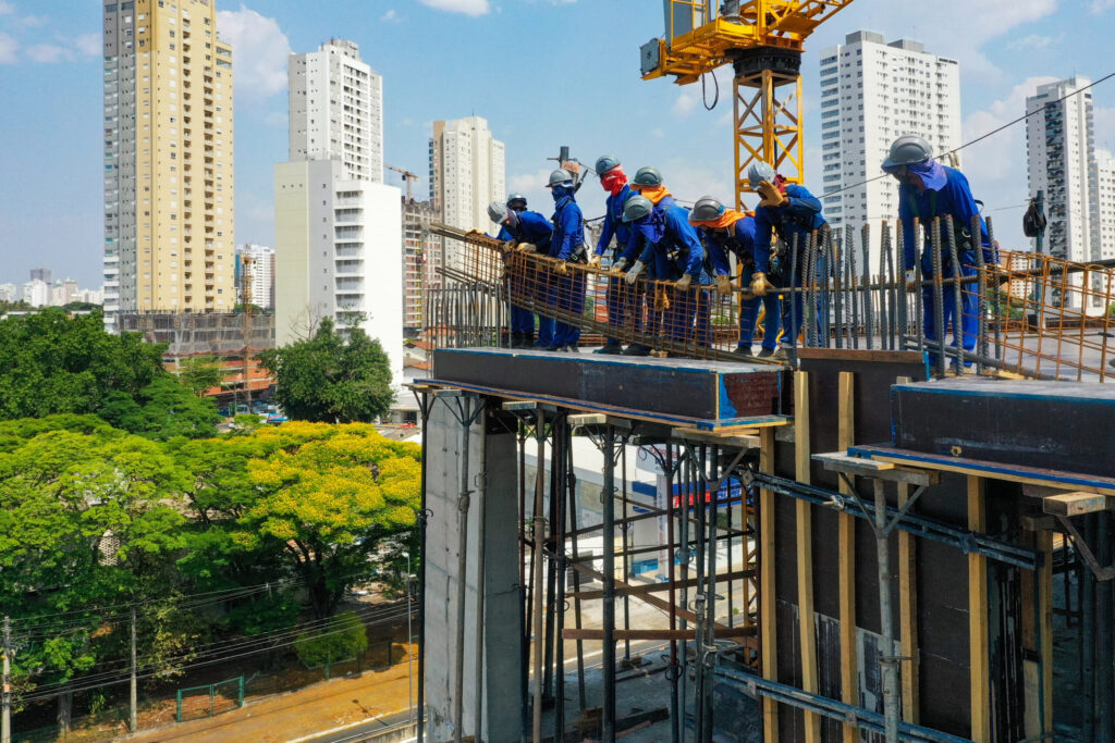 Trabalhador da construção civil comemora seu dia com expectativas positivas