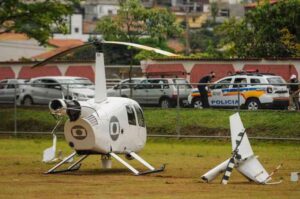 Helicóptero da TV Globo tem pane e faz pouso forçado em campo de futebol