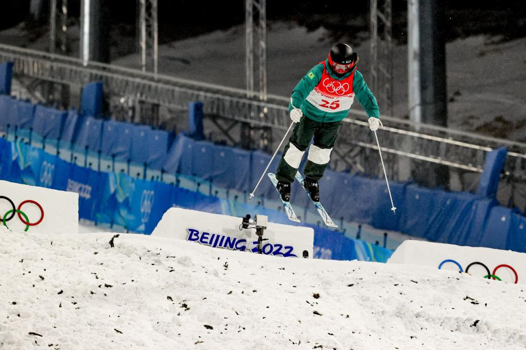 Sabrina Cass faz a estreia do Brasil no moguls olímpico e segue na disputa por uma vaga na final em Pequim 2022