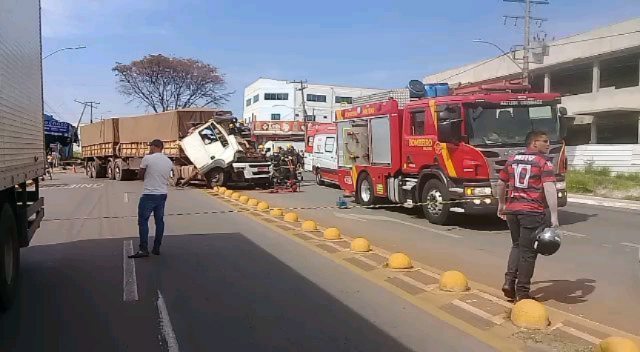 Dois caminhões colidem em avenida na cidade de Anápolis