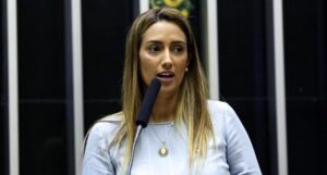 Flávia Arruda pode disputar o Senado ou desbancar Ibaneis Rocha