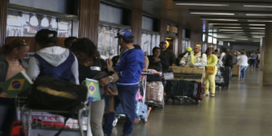 Médicos cubanos deixam o país pelo Aeroporto de Brasília