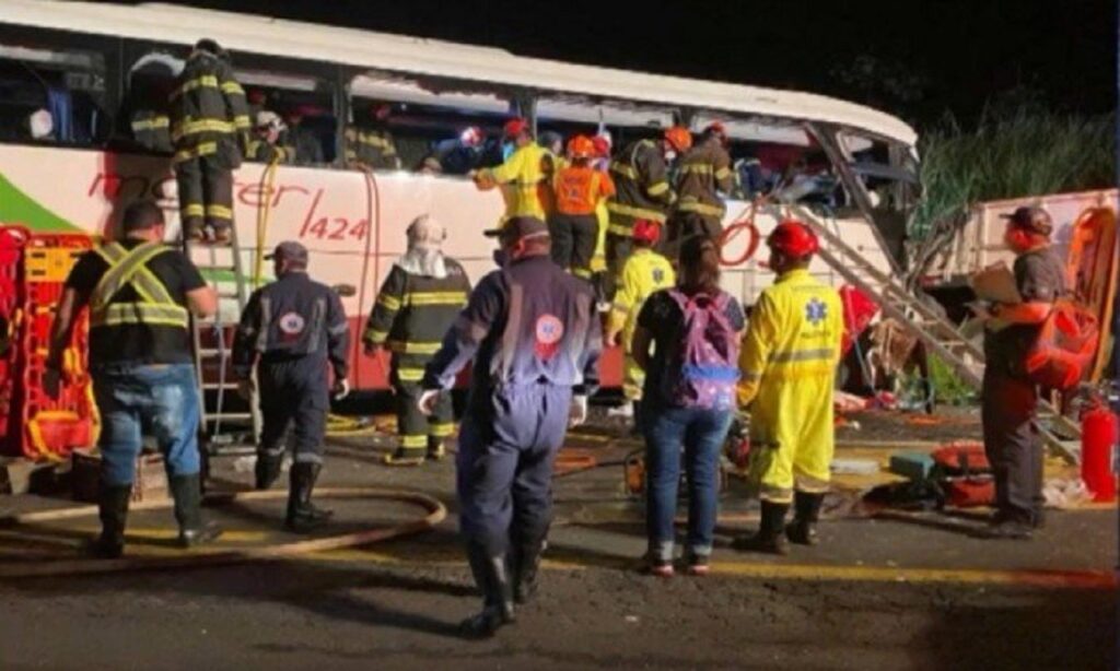 Ônibus e caminhão batem e sete pessoas morrem no interior de SP