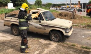 Cabo de energia cai sobre carro e motorista é resgatado