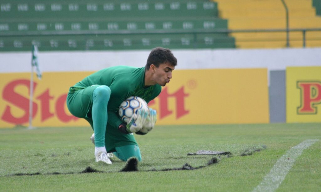 Iporá acerta contratação de goleiro Passarelli