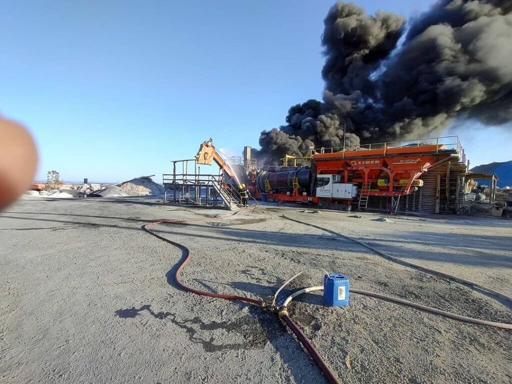 Corpo de Bombeiros combate incêndio em indústria no distrito de Pires Belo