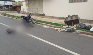 Motociclista colide em lixeira e morre a caminho do trabalho