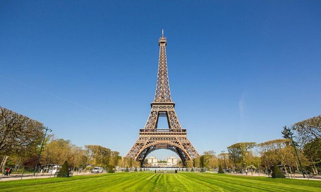 Área ao redor da Torre Eiffel é interditada após bolsa com munições ser encontrada