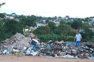 Caçambas fazem descarte ilegal de lixo