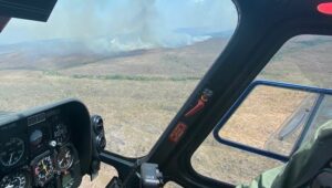 Helicóptero reforça controle de incêndio na Chapada dos Veadeiros