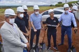 Daniel Vilela e Gustavo Mendanha ficam lado a lado para lançar polo aeronáutico em Aparecida