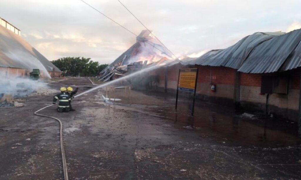 Depósito de algodão pega fogo em Itumbiara