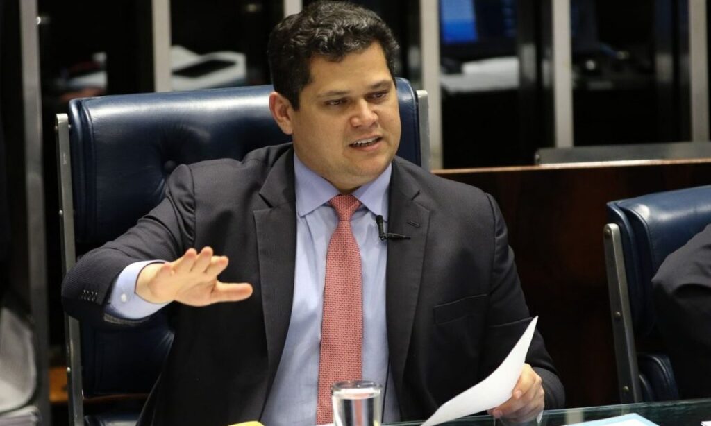 Davi Alcolumbre quer ouvir Moro antes de votar prisão em segunda instância