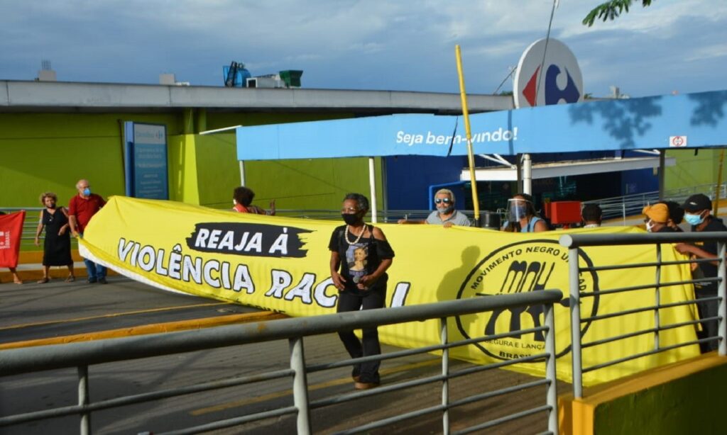 Manifestantes voltam a protestar em Carrefour de Goiânia contra assassinato de homem negro