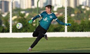 Goleiro Tadeu celebra dois anos de Goiás e diz: “Sou um privilegiado”