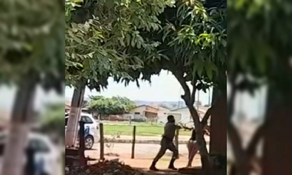 Mulher é agredida por policiais em Araçu