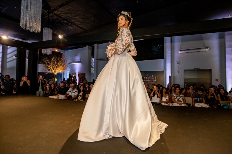 Empresária goiana faz desfile em comemoração ao mês das noivas