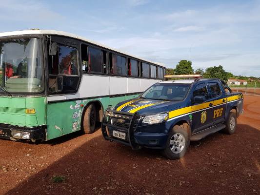 Ônibus usado para fretamento interestadual é apreendido em mau estado de conservação