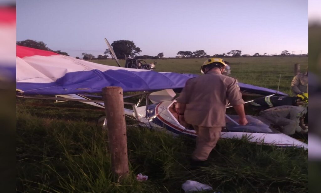 Avião de pequeno porte cai às margens da GO-070 e deixa dois feridos