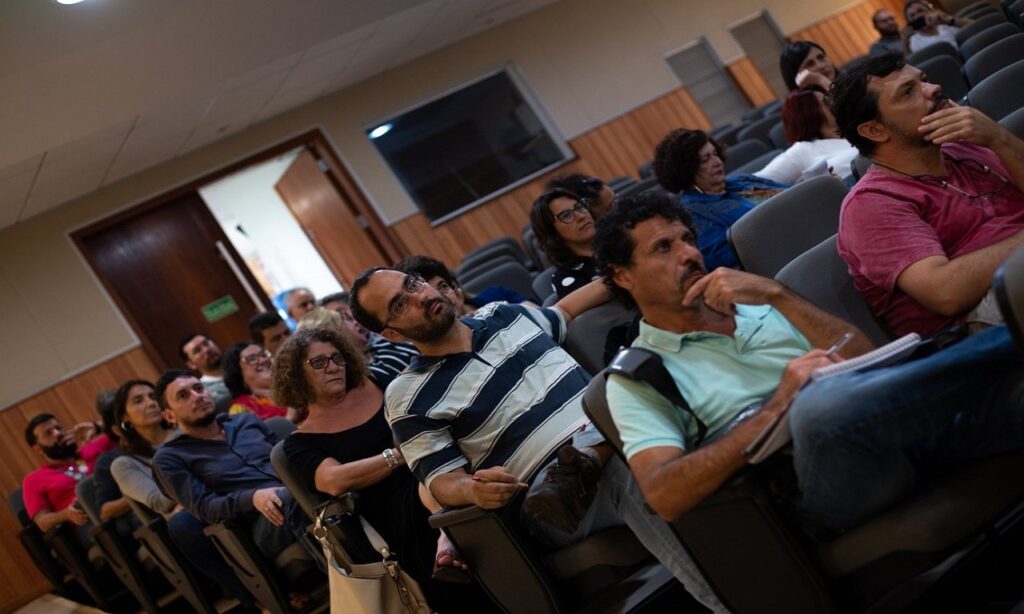 Professores da UFG aprovam adesão à Greve Geral do dia 18 de março