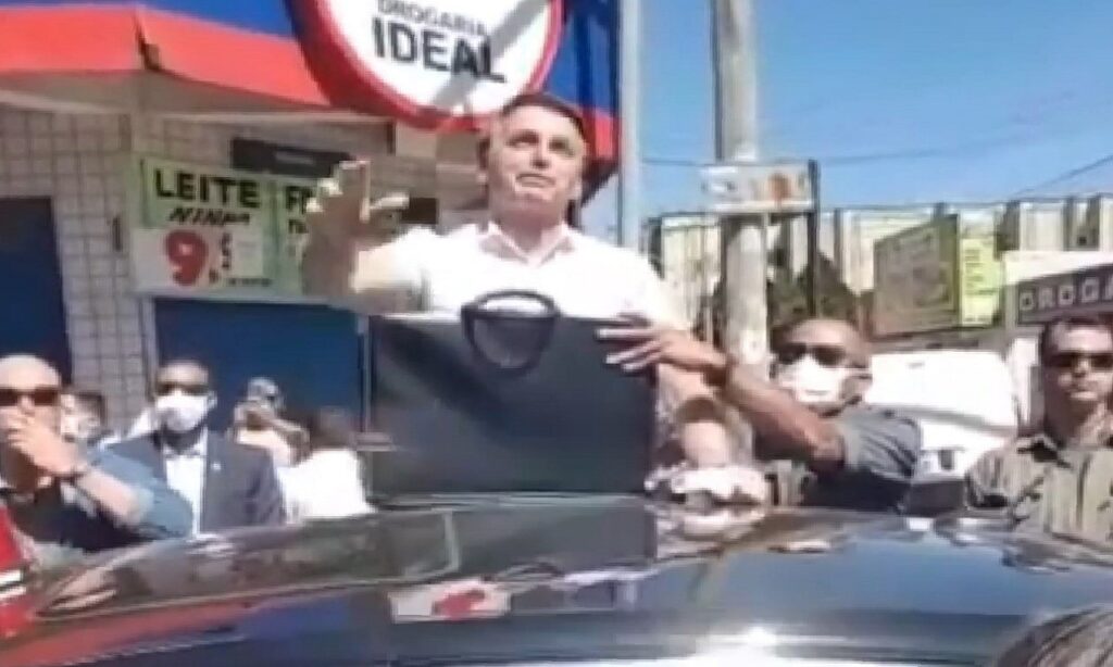 Bolsonaro faz visita a posto de combustível e causa aglomerações em Cristina-GO