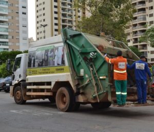 Descarte irregular de lixo deixa garis expostos ao risco de ferimento