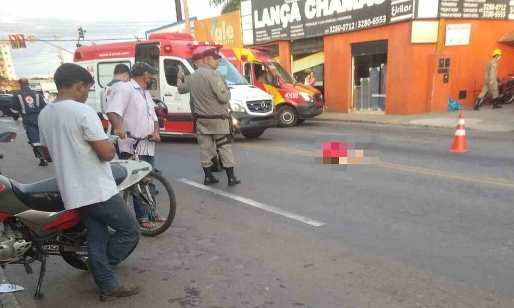 Mulher morre atropelada em avenida e corpo é recolhido pelo IML quase 4 horas depois