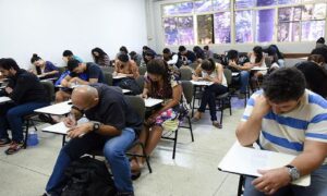 Encceja é aplicado neste domingo em 611 municípios brasileiros