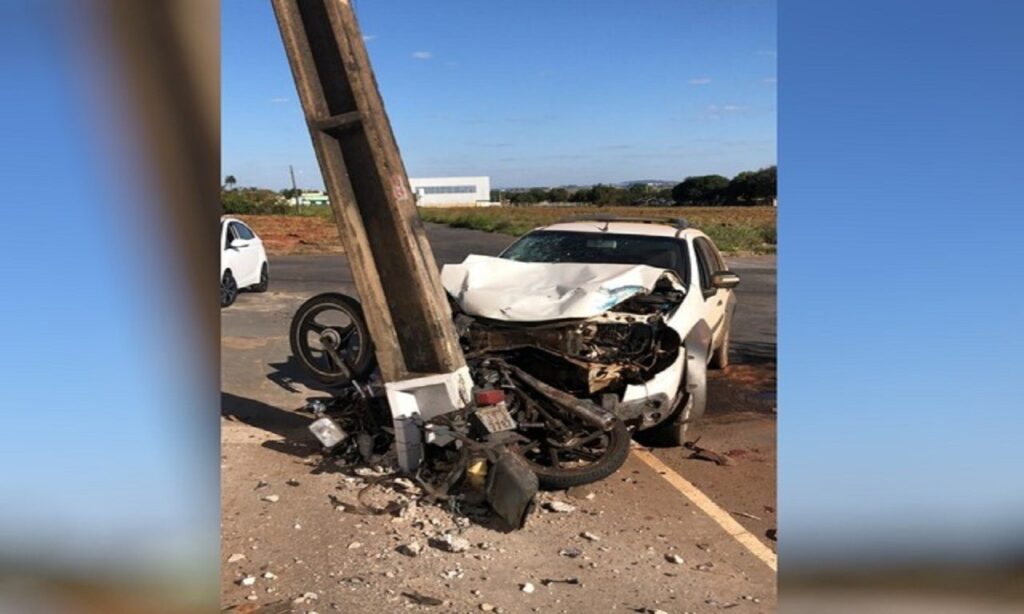 Motorista é atingido por carro e voa contra a parede