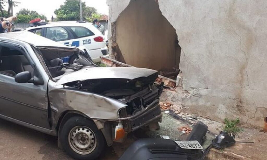 Homem morre após carro bater contra muro em Goiânia