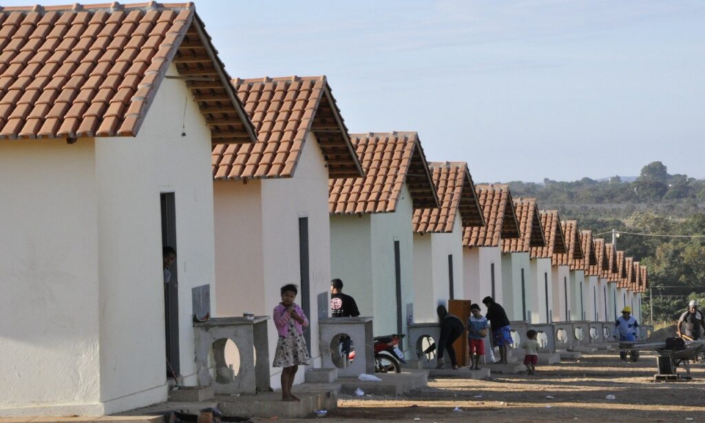 Agehab entrega mais de 900 escrituras para moradores do sudoeste goianiense