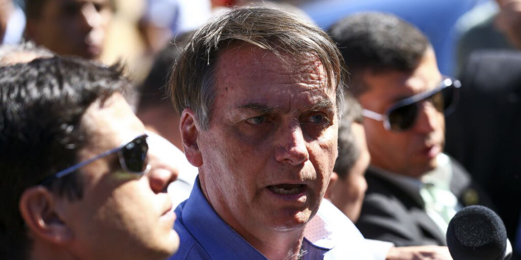 Bolsonaro volta a defender Escola sem Partido