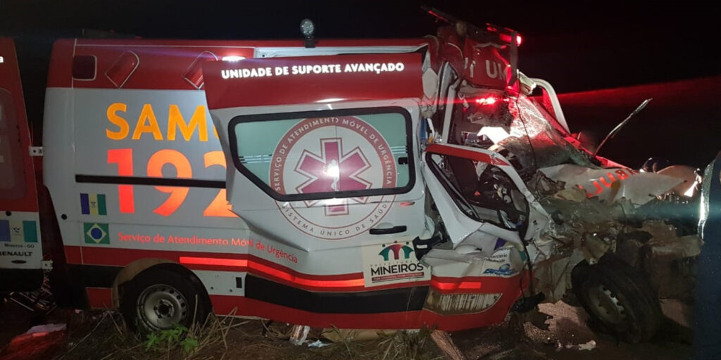 Acidente entre ambulância e carreta fere paciente e mais 3 na BR-060