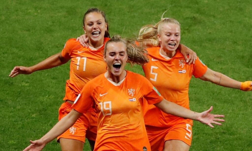 Holanda vence Suécia e disputa final da Copa feminina com EUA