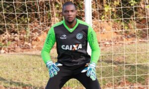 Goiás encaminha empréstimo de goleiro Marcos e lateral-esquerdo Rodrigues